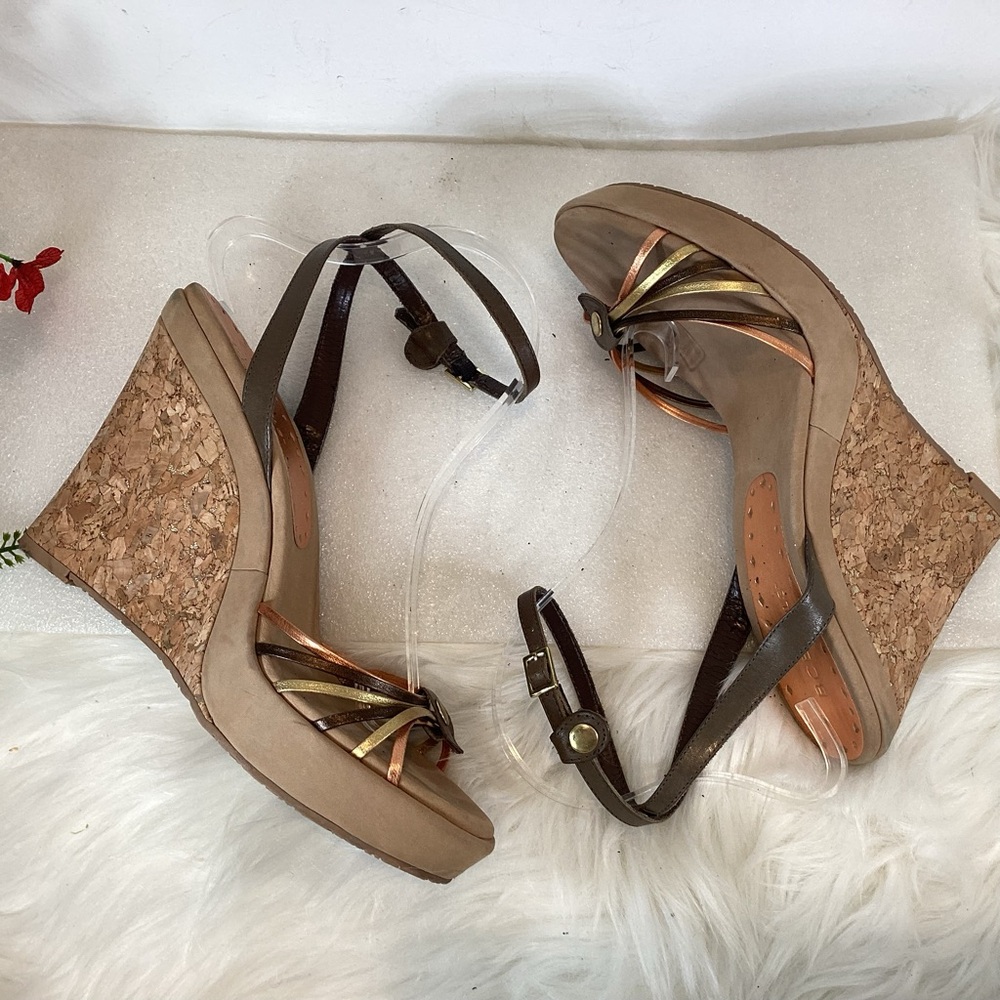 BCBG GIRLS WEDGE HEEL STRAPPY SANDALS SZ 9